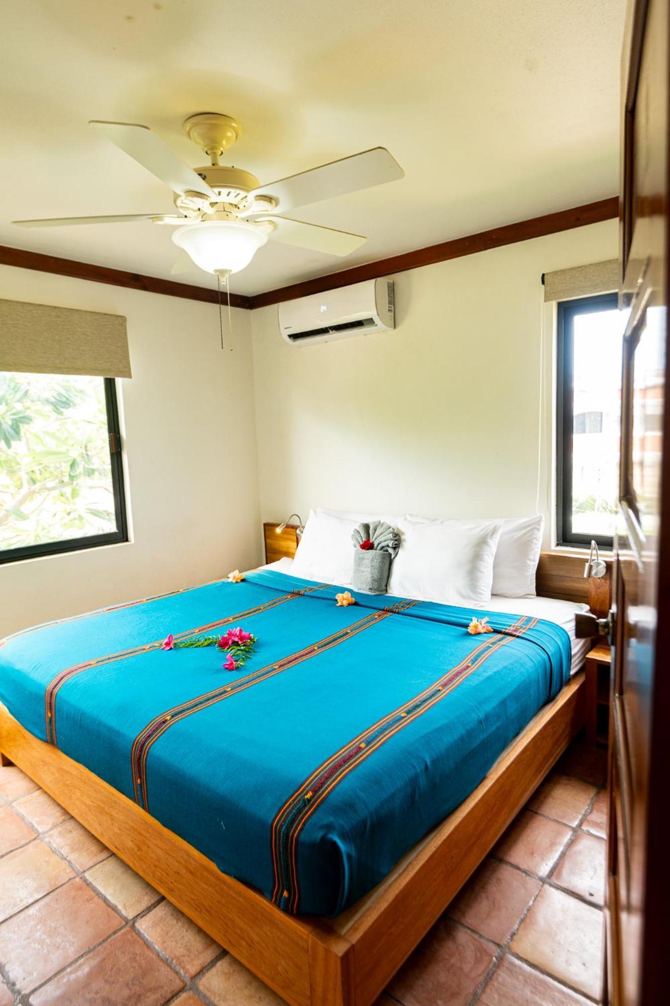 Hotel Isla Bonita Yacht Club à San Pedro  Extérieur photo